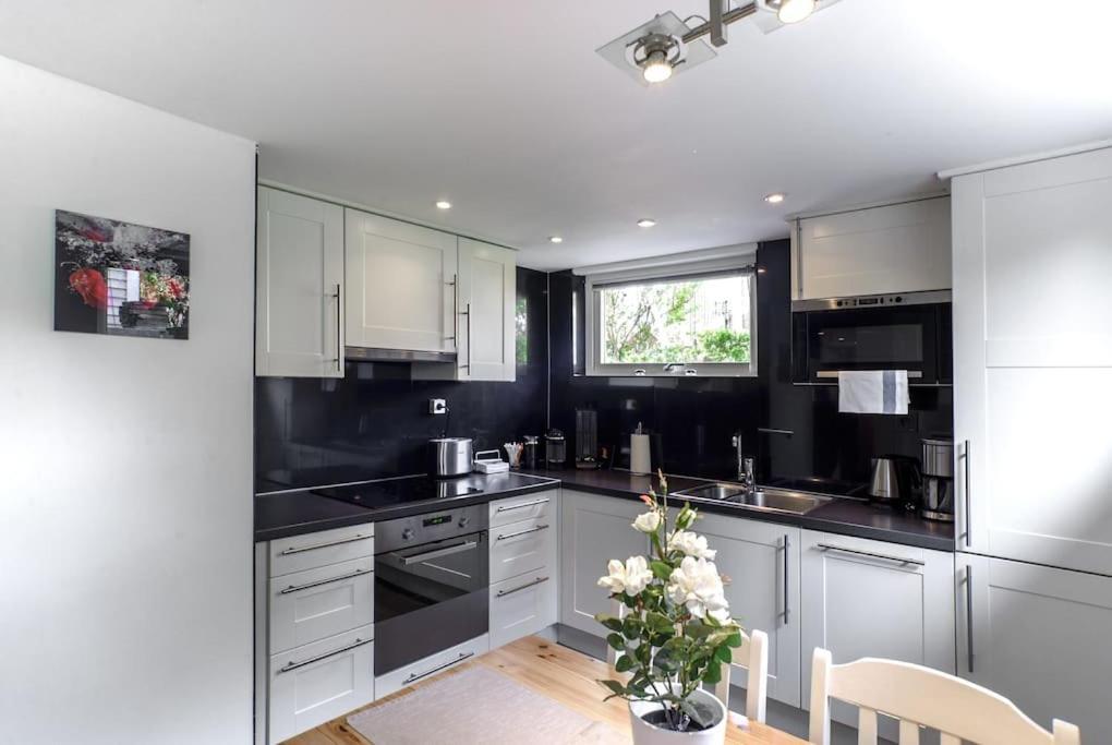 Downtown In Ten - Free Parking Apartment *